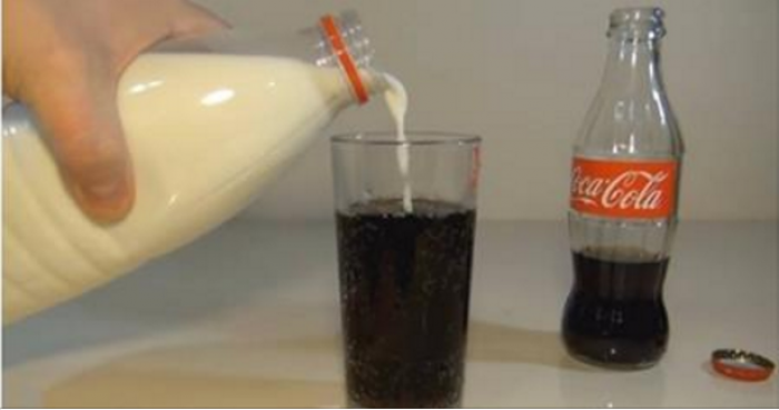 Что произойдет, если вы добавите молоко в кока-колу Нечто невероятное (Видео)
