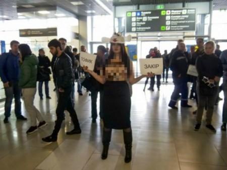 Կիևի օդանավակայանում ադրբեջանցիներին դիմավորել է ոչխարի տեսքով ակտիվիստուհին (լուսանկար 16+)