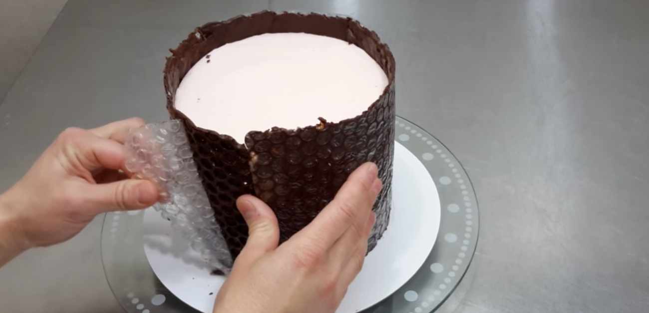 Շատ պարզ հնարք, որի շնորհիվ կունենաք ամենագեղեցիկ զարդարված շոկոլադե տորթը