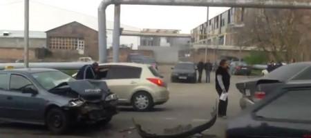 «Հեսա կտամ կմտնես էտ ավտոյի մեջ».Խոշոր վթար Երևանում․ Կին վարորդը հայհոյախառն վիճաբանում և քաշքշում է տղամարդ վարորդին  (տեսանյութ)
