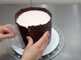 Շատ պարզ հնարք, որի շնորհիվ կունենաք ամենագեղեցիկ զարդարված շոկոլադե տորթը